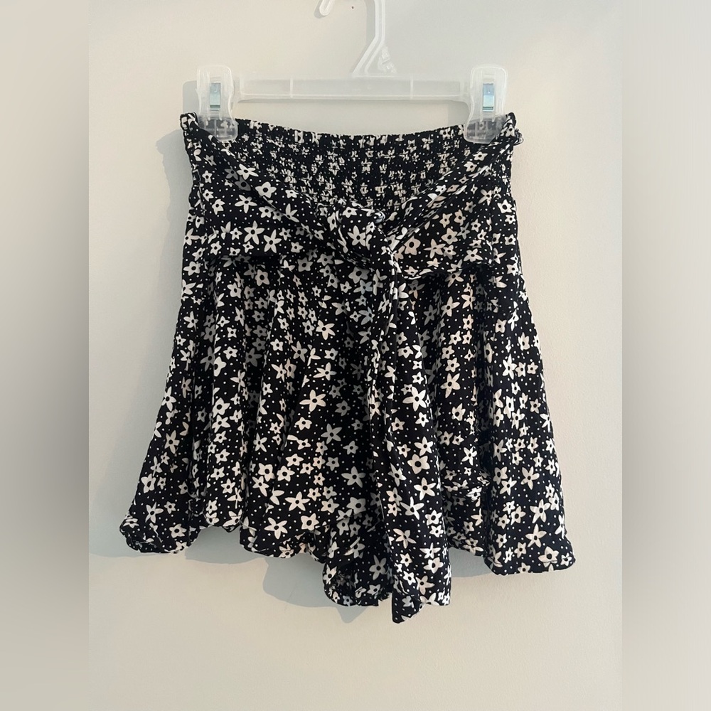 Summer flowy flower shorts, white and black size XS